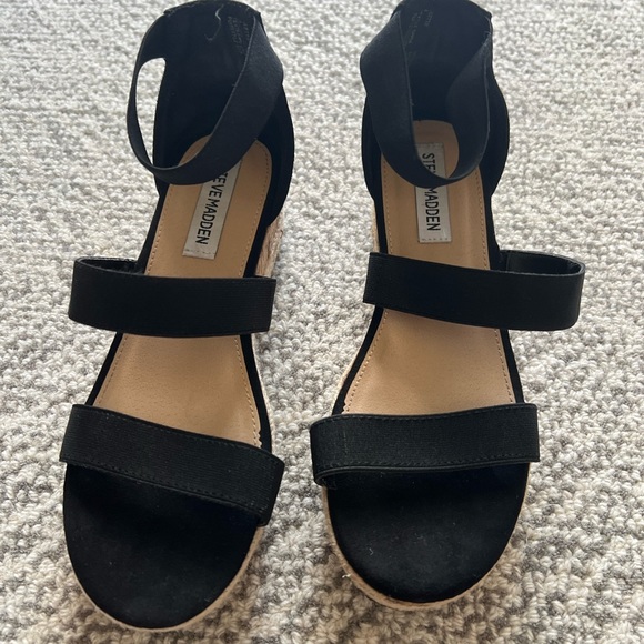 STEVE MADDEN BLACK PLATFORM SANDALS! - Picture 1 of 4